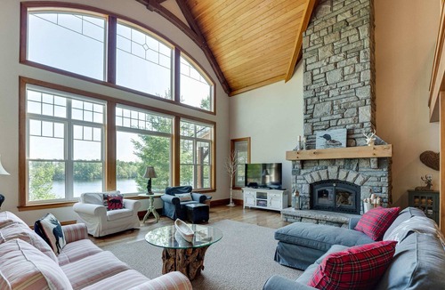 Gravenhurst House | Golden Dream on Lake Muskoka