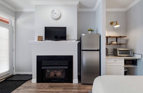 Quail Ridge Apartment | Golf Course Walk Up Studio - King Bed!