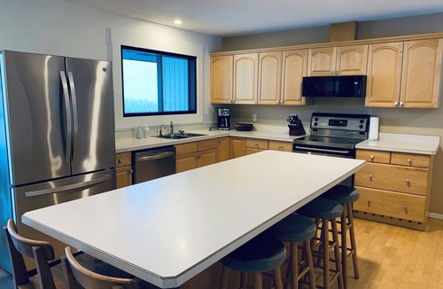 Revelstoke Ski Chalet | Gondola base | Stunning views | Hot tub | Sauna | Business #0005235