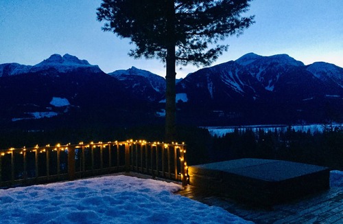 Revelstoke Ski Chalet | Gondola base | Stunning views | Hot tub | Sauna | Business #0005235