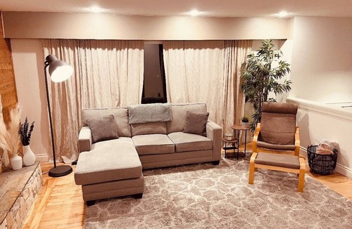 Saanich East House | Gordon Head Getaway nn (A blocked out Sunday is possible upon request)
