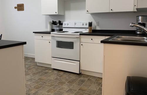 Moose Jaw Apartment | Gorgeous 1-bedroom Condo 🍁 Location, 4k Smart TV, WiFi