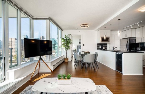 Crosstown Apartment | Gorgeous 2 bedroom in Downtown