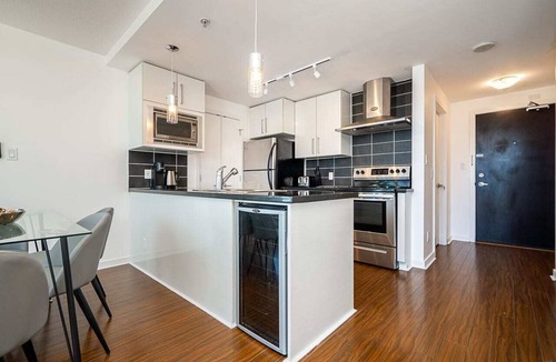 Crosstown Apartment | Gorgeous 2 bedroom in Downtown