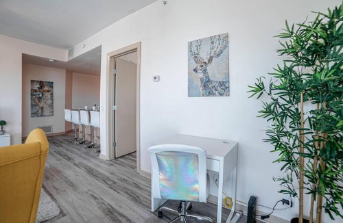 Victoria Park House | Gorgeous 2bd Condo Patio Gym Parking Coffee
