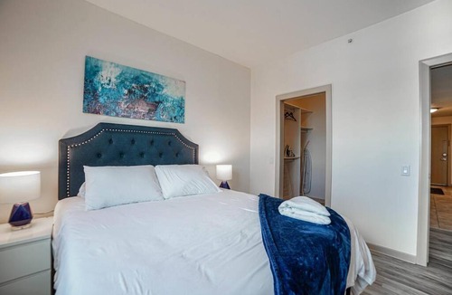 Victoria Park House | Gorgeous 2bd Condo Patio Gym Parking Coffee