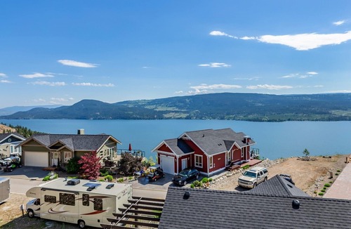 Central Okanagan Cottage | Gorgeous 3 Bedroom Lake View Cottage at La Casa