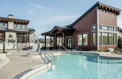 Collingwood Condo | Gorgeous 3br Loft in Blue Mountain - beside the Scandinavian Spa!