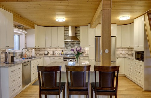 Victoria Harbour Cottage | Gorgeous and spacious Winfield Chalet just steps away from Georgian Bay!