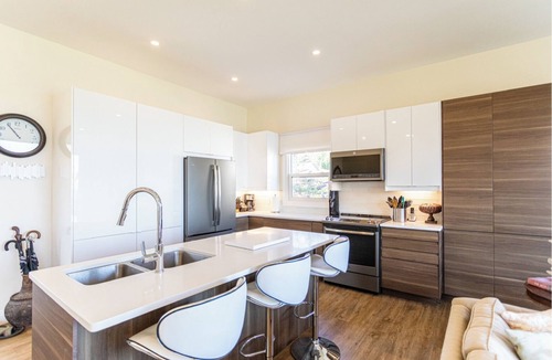 Grimsby House | Gorgeous executive home nestled in the shores of Lake Ontario