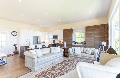 Grimsby House | Gorgeous executive home nestled in the shores of Lake Ontario