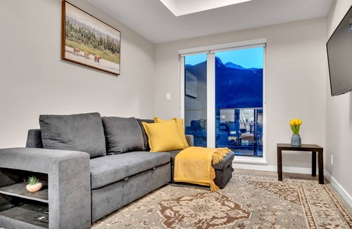 Squamish Apartment | Gorgeous hotel in a home with mountain views