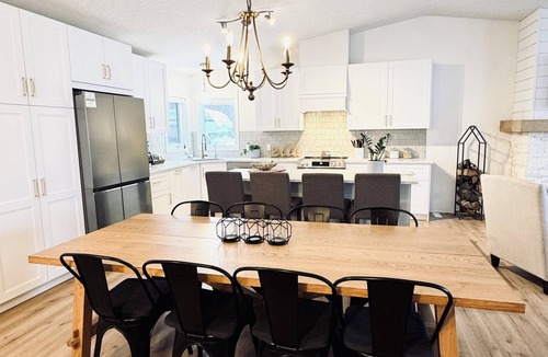 Silver Sands House | Gorgeous Lakefront Cottage, Private beach & Ice Fishing Shack🎣 45 min from Edm