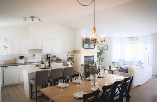 Silver Sands House | Gorgeous Lakefront Cottage, Private beach & Ice Fishing Shack🎣 45 min from Edm