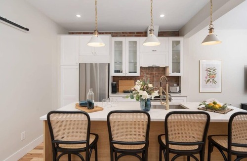 Mile End Apartment | Gorgeous Mile End-3BD 3BA+Parking/Sauna