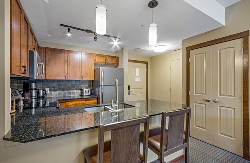 Cougar Creek Apartment | 🌍 Gorgeous Mountain View Condo with 2 Hot Tubs