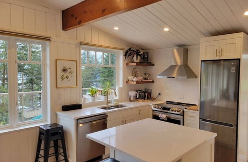 Bowen Island Apartment | Gorgeous Ocean & Mountain View Cottage, AC, Hot Tub
