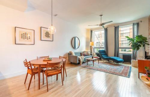 West Queen West Apartment | Gorgeous Park House w Parking on Queen West