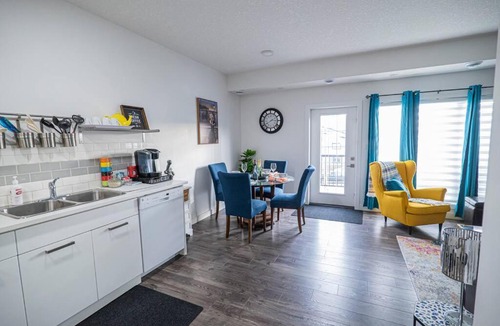 North Central Edmonton Apartment | Gorgeous Penthouse with Balcony, Free Parking and WiFi