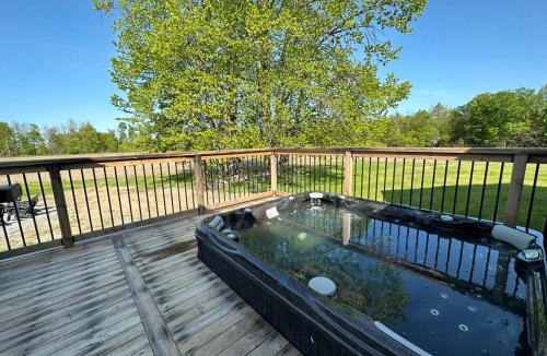 Mississippi Mills House | Gorgeous private retreat with hot tub