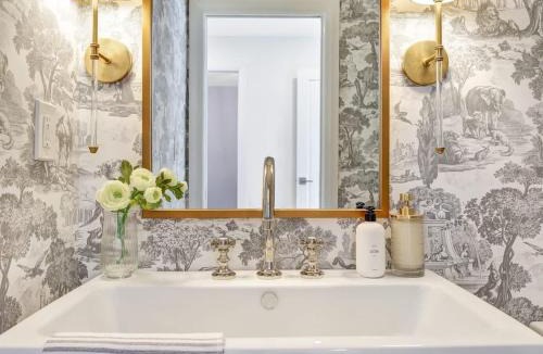 Mississippi Mills House | Gorgeous private retreat with hot tub