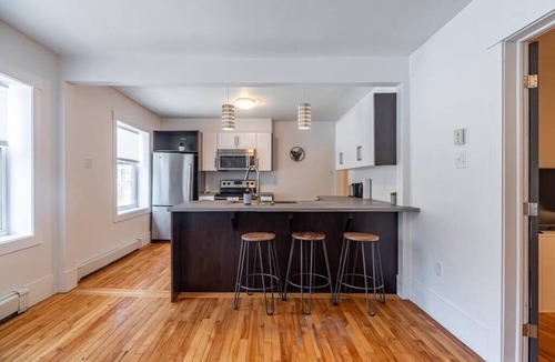 Bedford Apartment | Gorgeous & Sunny Executive Suite, AC