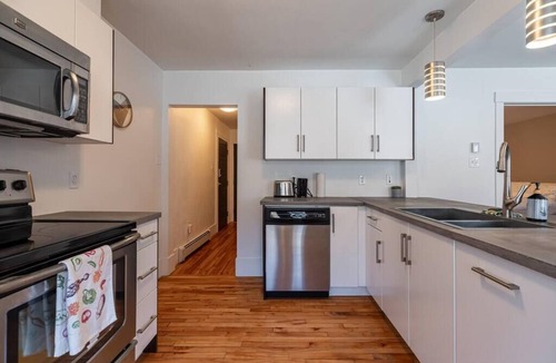 Bedford Apartment | Gorgeous & Sunny Executive Suite, AC
