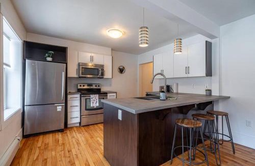 Bedford Apartment | Gorgeous & Sunny Executive Suite #102