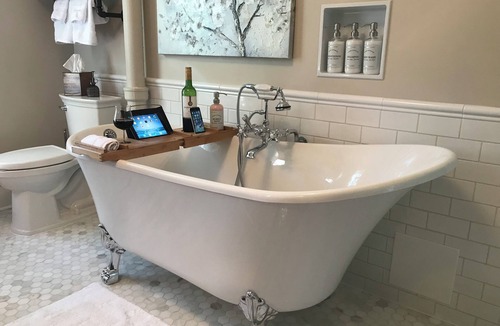 Moose Jaw Apartment | Grand 3 bdrm retreat in one of Moose Jaw’s most historic homes.