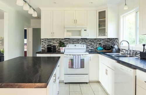 Picton House | Grays Lane - Minutes to Sandbanks