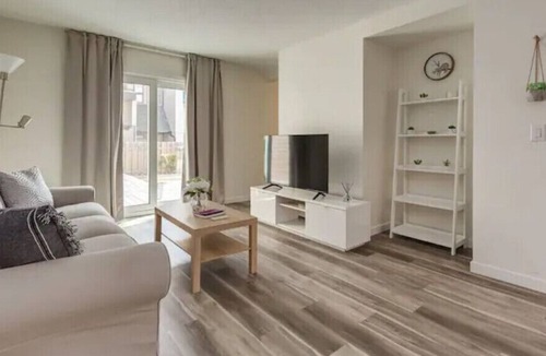 Northwest Calgary House | *Great* 3 BR - OnRoute to Banff
