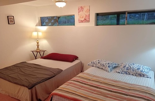 Guildford House | Great Location, Family Room for 6 Near Guildford Town Center, Surrey!