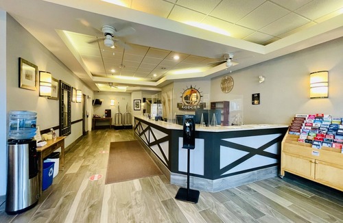 Cougar Creek Condo | Great Mountain View Condo/Heated Pool/3 HotTubs/Gym/Family Friendly/Sleep 8