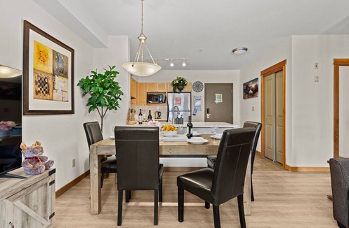 Cougar Creek Condo | Great Mountain View Condo/Heated Pool/3 HotTubs/Gym/Family Friendly/Sleep 8