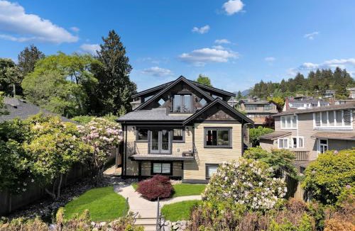 Ambleside Villa | Great West Vancouver house with hot tub, across from beach & 10 mn to Downtown Vancouver