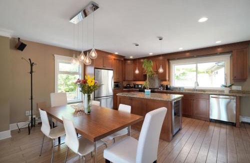 Ambleside Villa | Great West Vancouver house with hot tub, across from beach & 10 mn to Downtown Vancouver