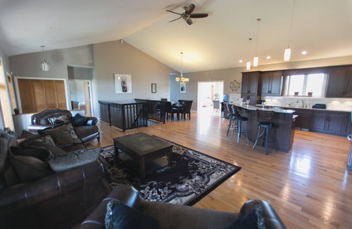 Winnipeg House | Greenview Paradise - Worlds away, Yet minutes apart