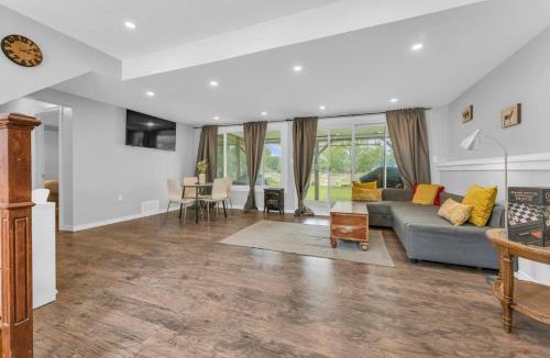 Kawartha Lakes House | Grill and Chill 4BR Bayside Sunroom Oasis