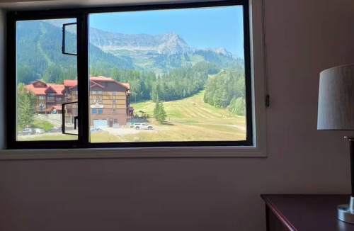 East Kootenay Condo | Griz Inn Condo on the Hill - 100 steps from lift