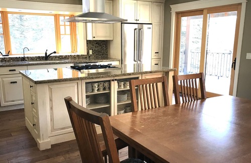 Priddis House | Grizzly Bear Cottage - Entire Luxury Guest House 15 Min SW of Calgary