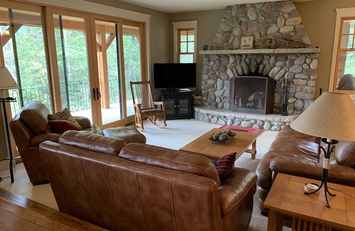 Priddis House | Grizzly Bear Cottage - Entire Luxury Guest House 15 Min SW of Calgary