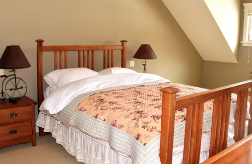 Priddis House | Grizzly Bear Cottage - Entire Luxury Guest House 15 Min SW of Calgary
