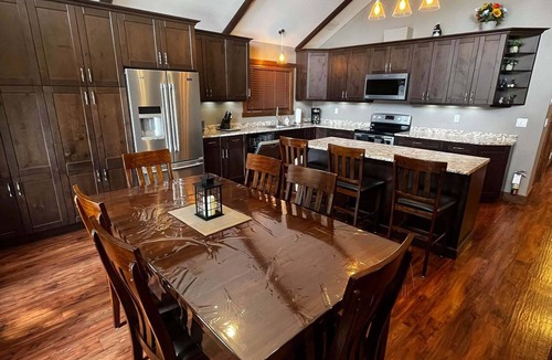 Valemount House | Grizzly Den Cabin Rental