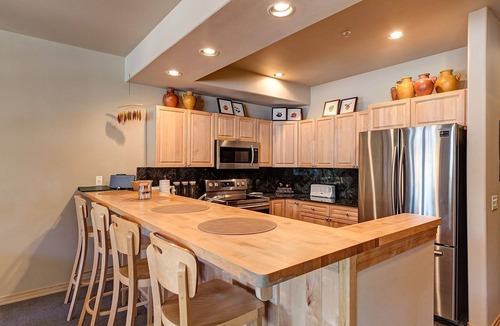 Warrior's Mark Condo | Ground floor condo near Main St in Breckenridge! Shared hot tub, Spacious, Fitne