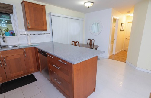 Walnut Grove Apartment | Ground Level 1 Bedroom Suite in Langley. Full Kitchen. Near golf, and shopping.