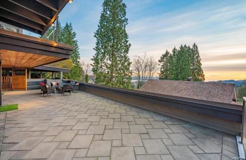 Upper Lonsdale House | Grouse Cheerful large private bedroom, bath, shared deck, pool, hot tub