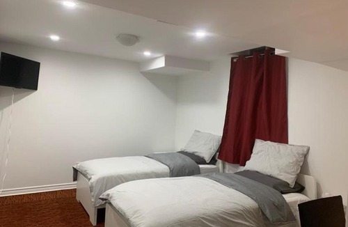 Churchill Meadows Apartment | Guest House Room No 03