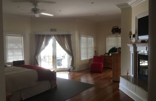 Dufferin Bed & Breakfast | Guest Master Kitchenette /Den Guest Rm 5