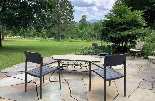 Sutton Apartment | Guest Studio with Beautiful Mountain Views in a Peaceful Country Setting