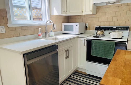 Coquitlam House | Guest Suite 2 beds Coquitlam Centre Mall -10min walk to Skytrain/Mall